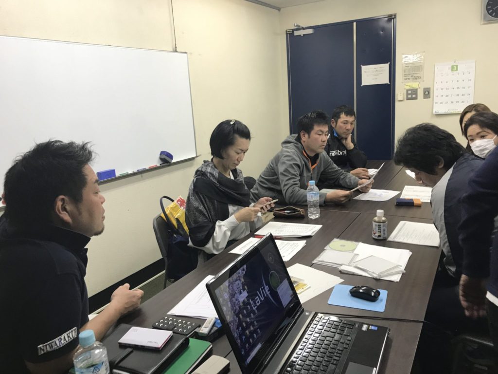 吉澤さんに山下さんが説明する。みんなほんとに積極的