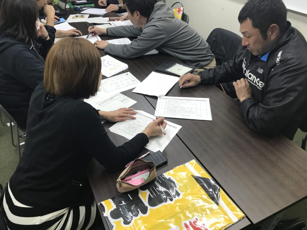 こちらも。長坂さんに質問する岩井さん。頭に叩き込む