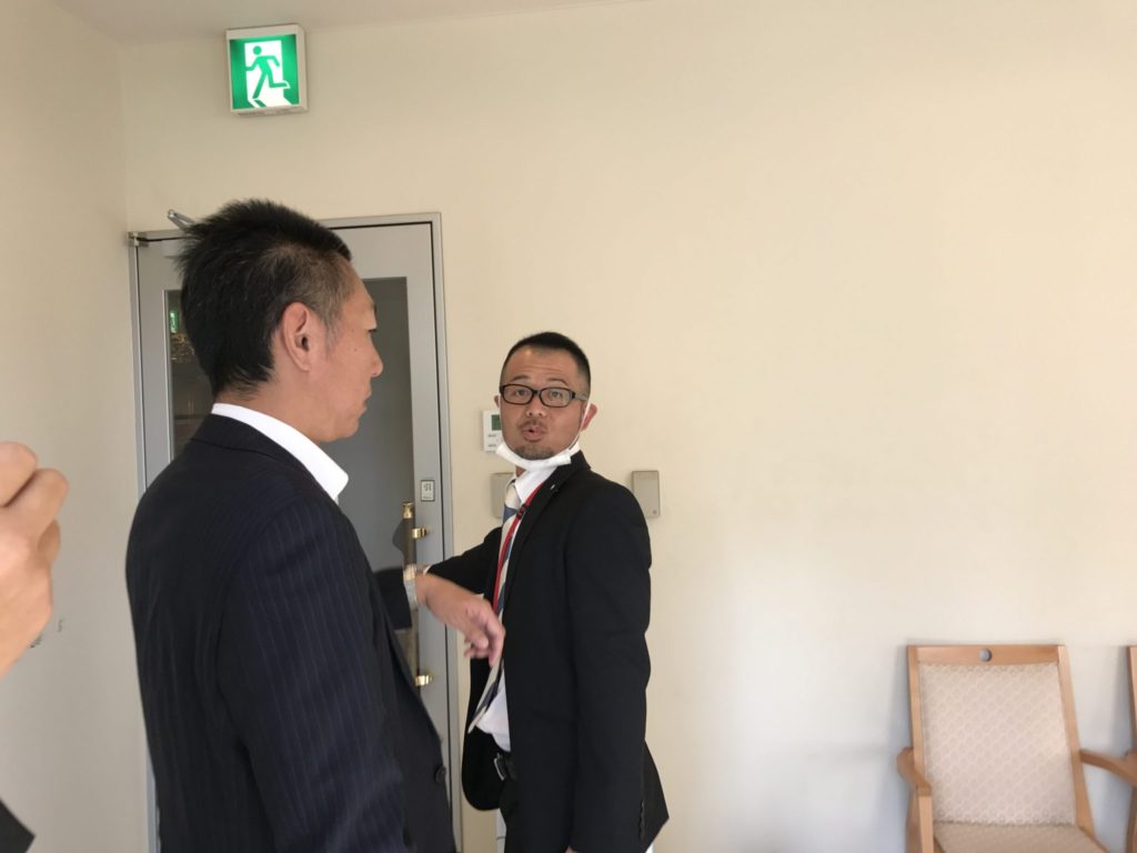 喫煙ルームに行くと、坂田直前会長兼県連副会長がおわしました。