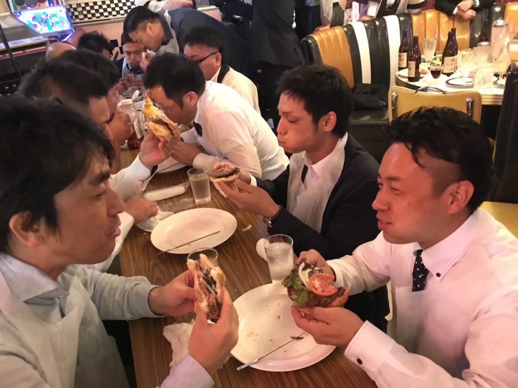 楽しく食べる三役チームの篠田さんと吉隆副会長ｗ 本気出してよー それにしても千葉くんの顔の変形がすごいｗ