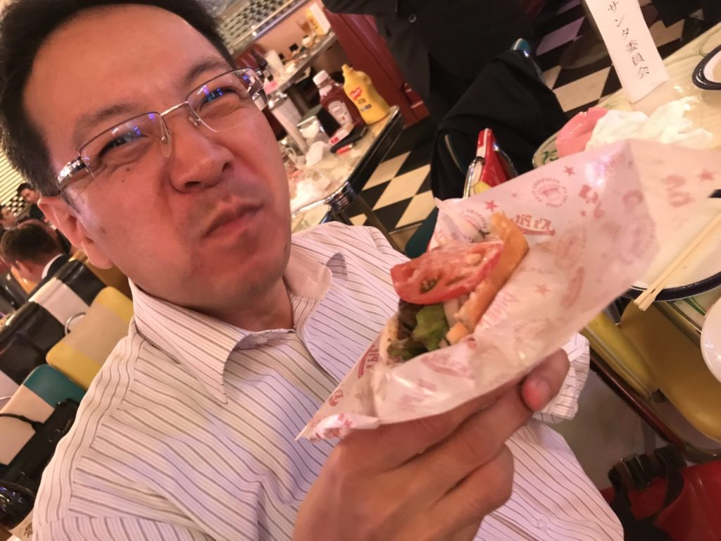 サンタ委員会　中村伸さん　ハンバーガーをゲット！