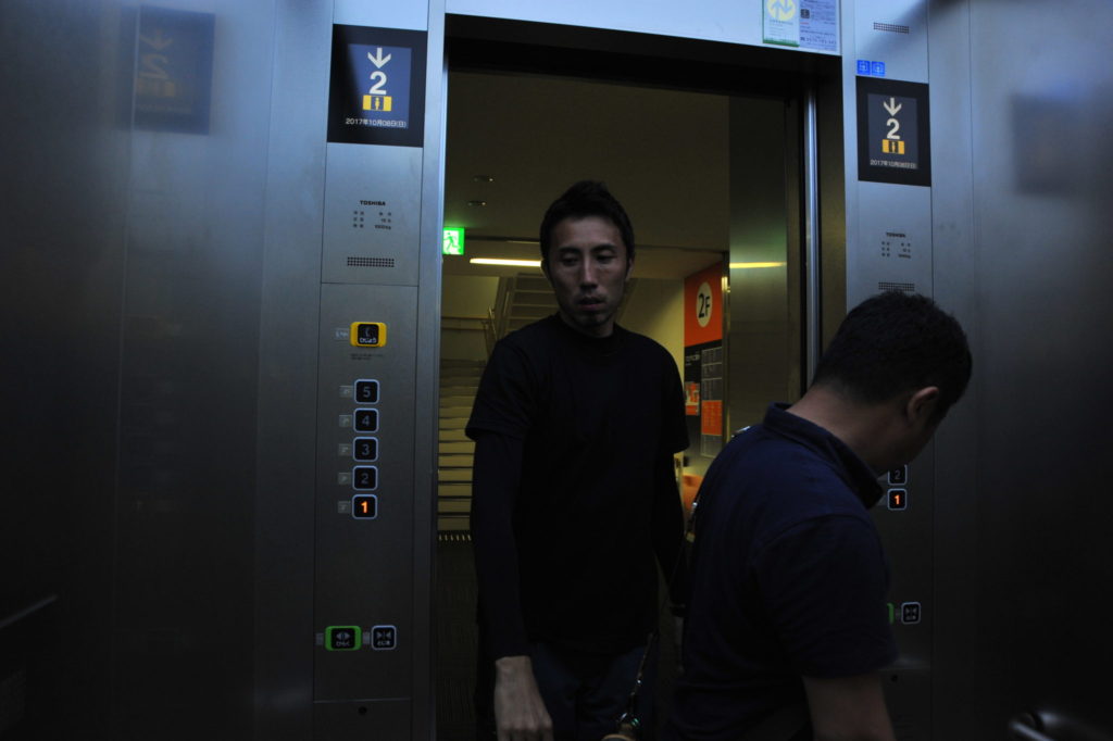 本部連絡センターのあった4階からエレベーターで降りてきたところに、顕太郎専務と鉄平くんが合流。次の仕事に移動移動
