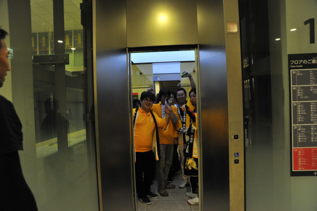 降りたエレベータに乗り込む若人たち