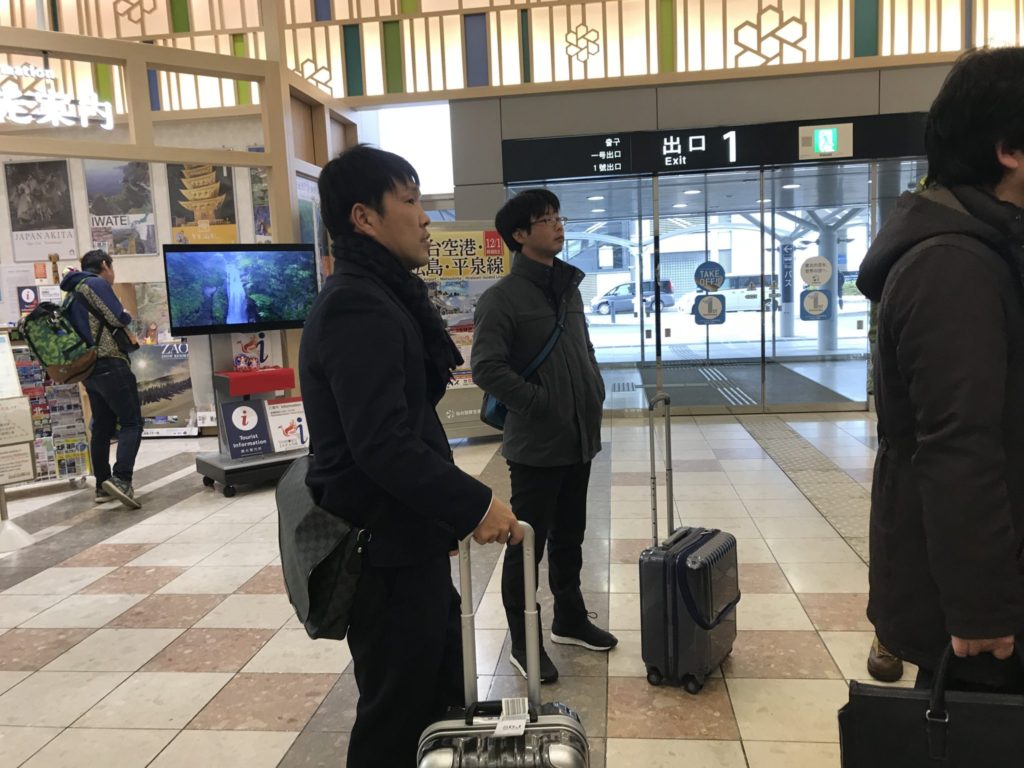 仙台空港に到着です。やはり気温が低くて、コートがないと寒かった…のに、圭吾くんは、ジャケットのままでした。本気！