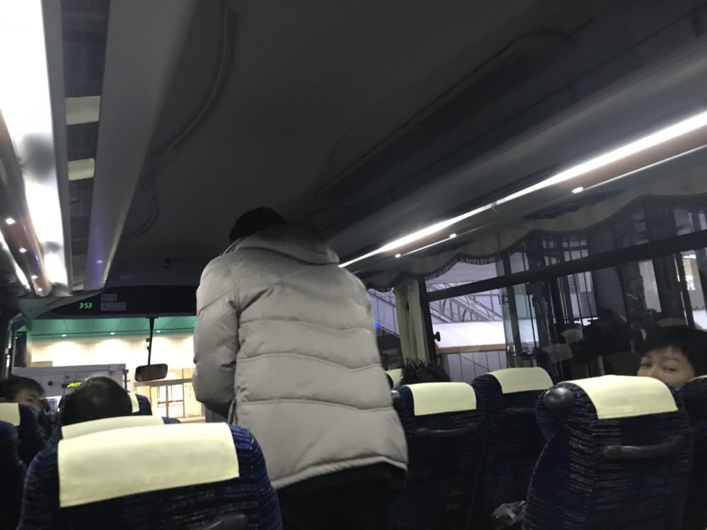 さて…ホテルに向かうバスの中、大騒ぎしていたのは間瀬たかさん。次の日の朝の飛行機に乗り帰る予定でしたが、今はいいけど明日は大雪でもしかして飛ばないかも！と調べまくり…もうダメだと仙台駅で降車。新幹線で帰る道を選びましたｗ