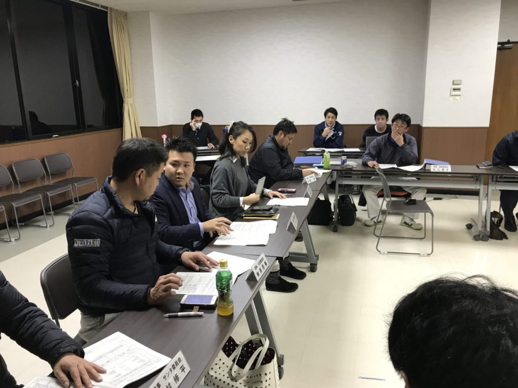 石川委員長の代わりに松石副委員長が座っています。