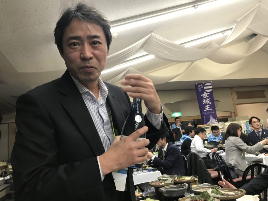 大量の日本酒に大喜びの荒木副会長。みんなに注いで周ります