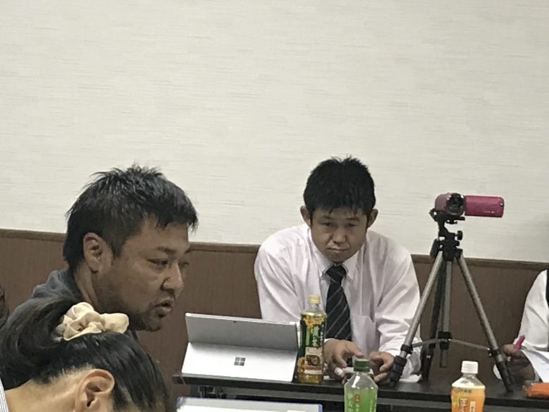 総務委員会の中村和也さん。大橋さんの話に集中しているヒトコマ