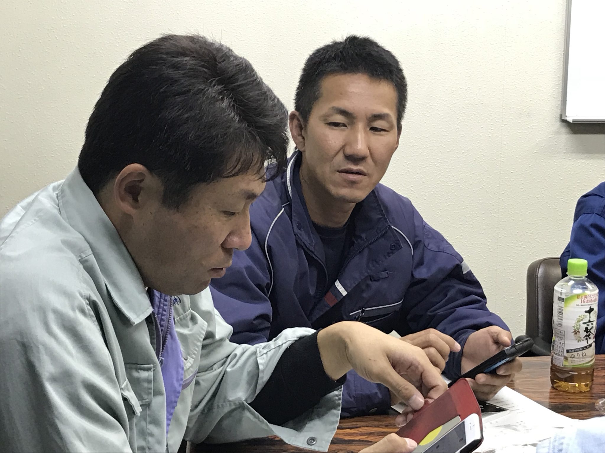 平成29年度 卒業生 間瀬貴裕さんが副委員長榊原慎吾君とスマホを見て打ち合わせをしてます。