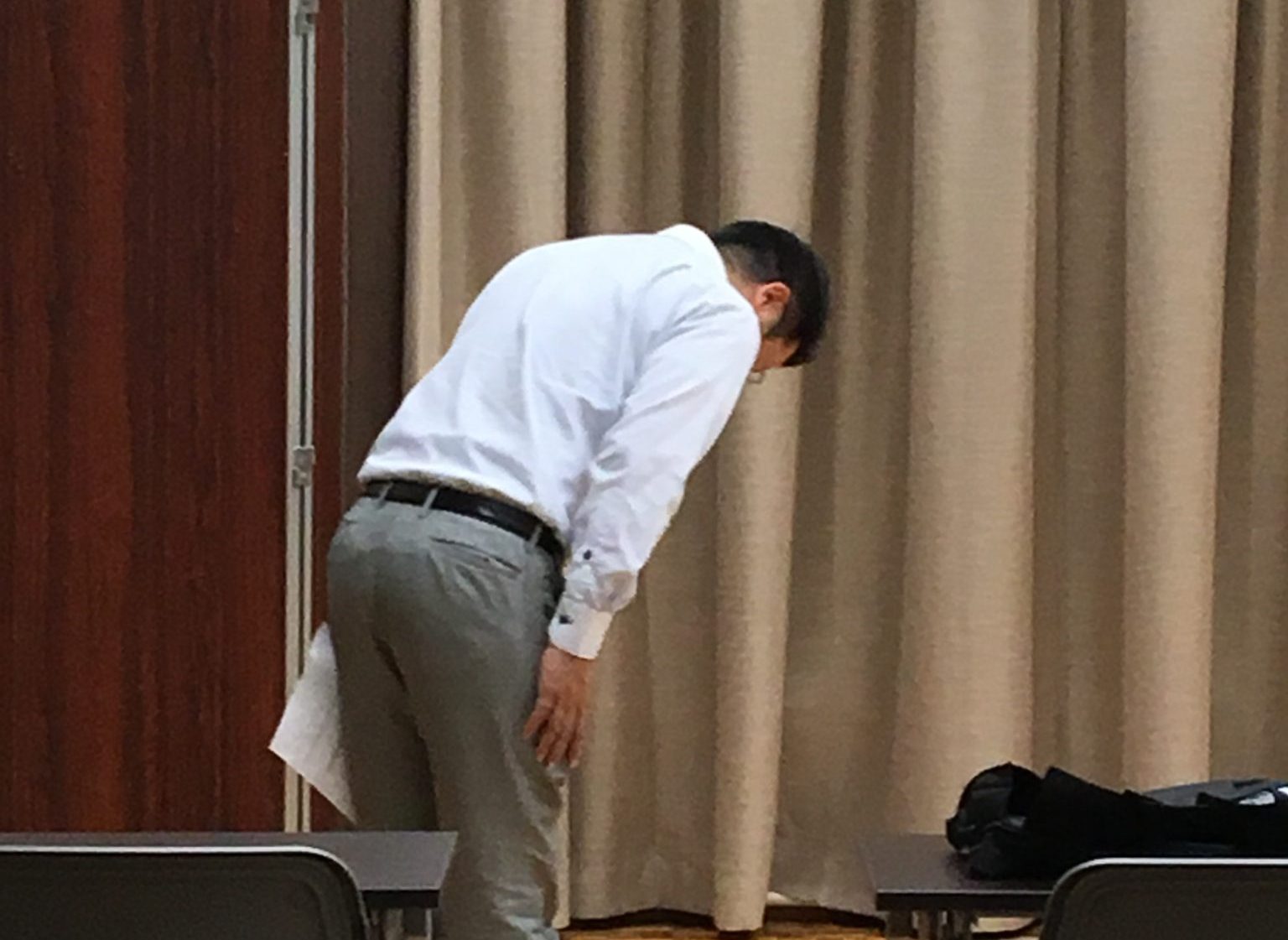 藤村修平委員長は、お辞儀の練習だって、手は抜きません。完璧なまでの斜め45度。