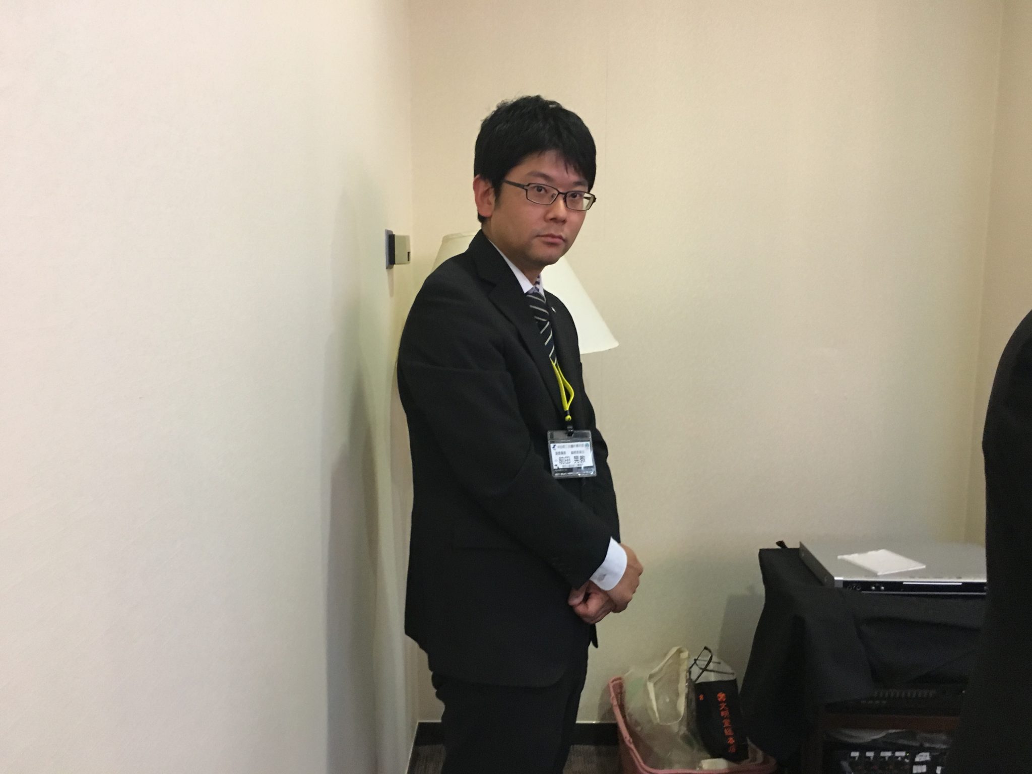 司会の裏で音響担当する前田晃教副委員長